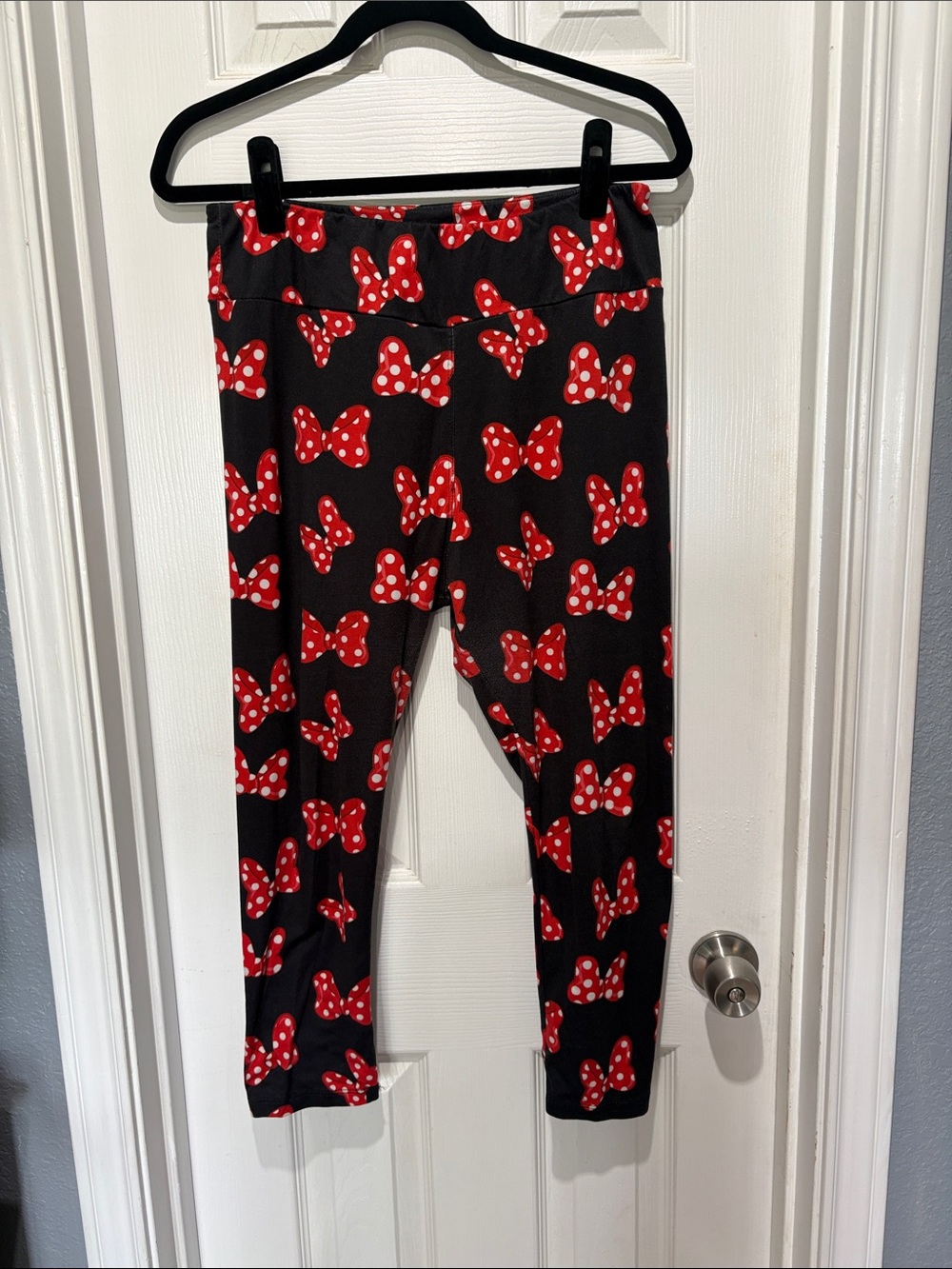 Ambrie Curvy sized Capri Leggings with Minnie Mouse Bows